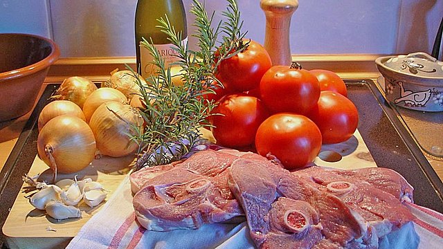 Iris geschmorte Beinscheiben vom Lamm mit Zwiebeln und Tomaten von 007iris