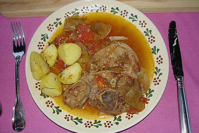 Iris geschmorte Beinscheiben vom Lamm mit Zwiebeln und Tomaten von ...