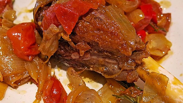 Iris geschmorte Beinscheiben vom Lamm mit Zwiebeln und Tomaten von 007iris