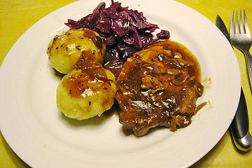 Mein fränkischer Braten mit  Klößen und Rotkohl