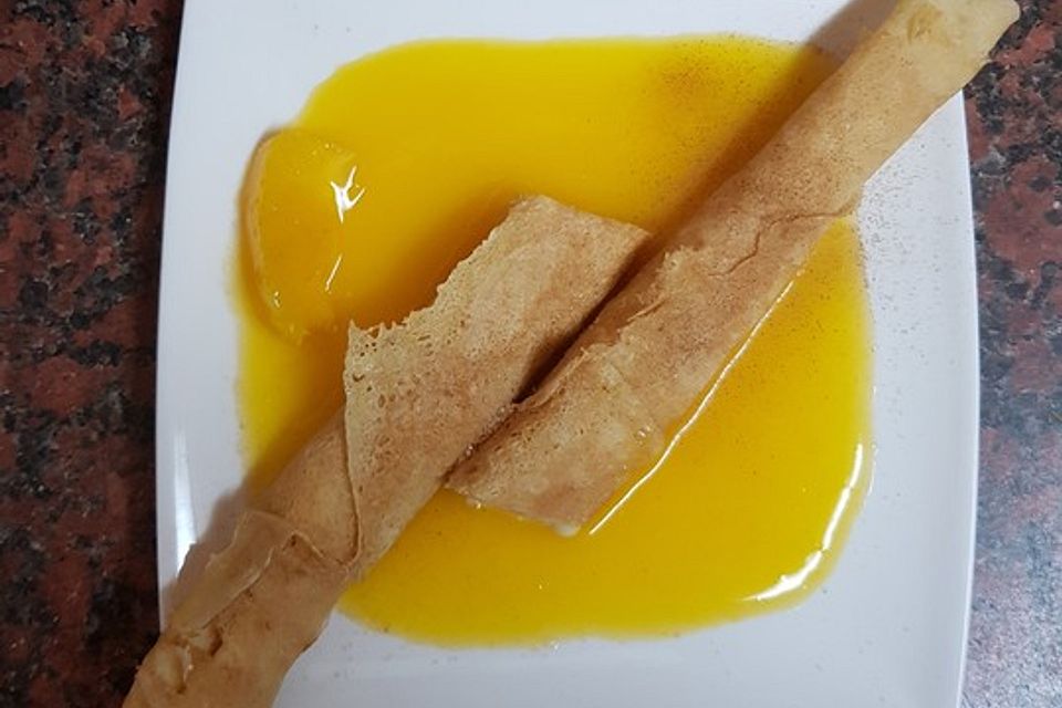 Lavendulas marzipangefüllte Crêpes mit Orangensauce