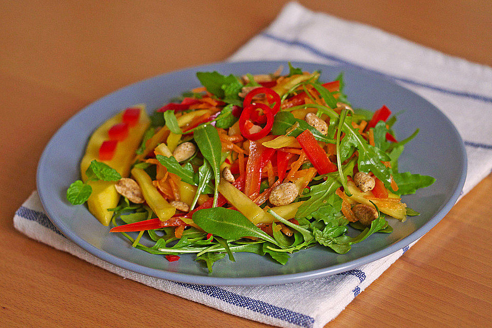 Mangosalat mit Erdnüssen