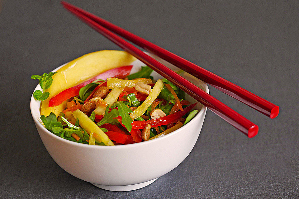 Mangosalat mit Erdnüssen