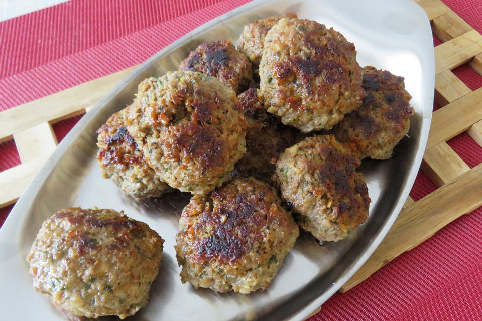 Frikadellen aus dem Backofen mit Joghurt