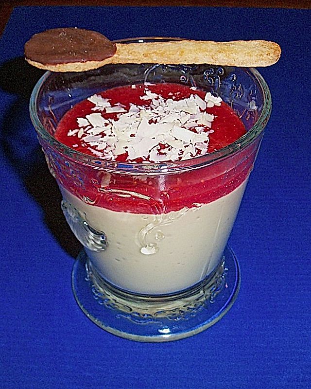 Mangomousse mit Erdbeersoße und weißer Schokolade