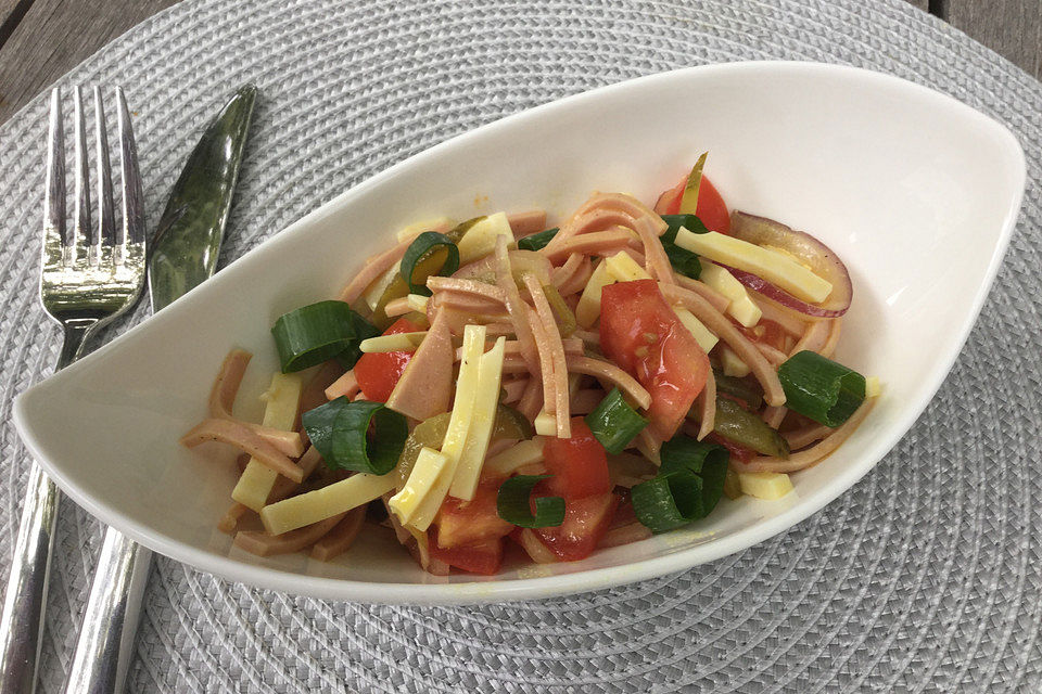 Leichter Wurstsalat, würzig - pikant, auch als fettarme Variante sehr lecker