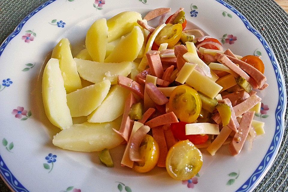 Leichter Wurstsalat, würzig - pikant, auch als fettarme Variante sehr lecker