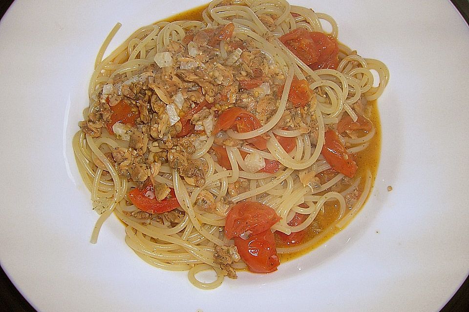 Tomaten Vongole über Spaghetti