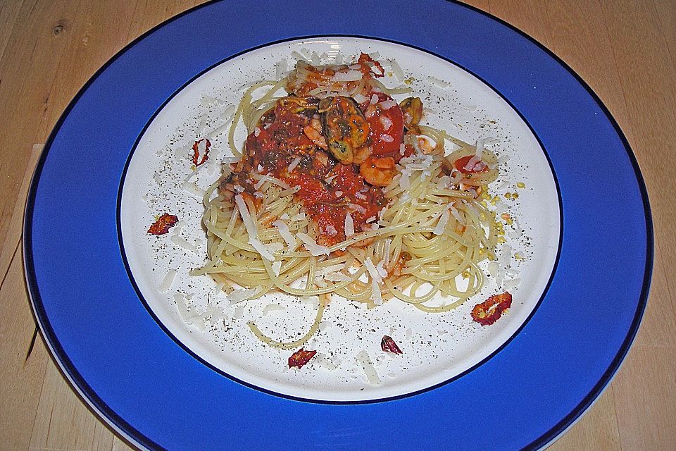 Tomaten Vongole über Spaghetti