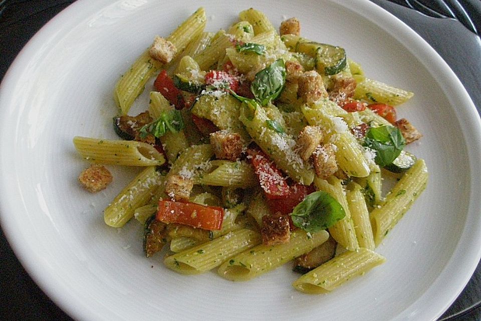 Penne mit Pfannengemüse und Chili - Brotbröseln