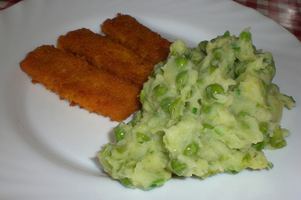 Kartoffel-Erbsen-Püree mit Fischstäbchen