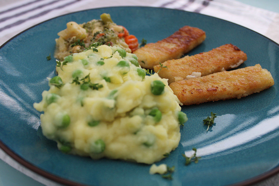 Kartoffel-Erbsen-Püree mit Fischstäbchen