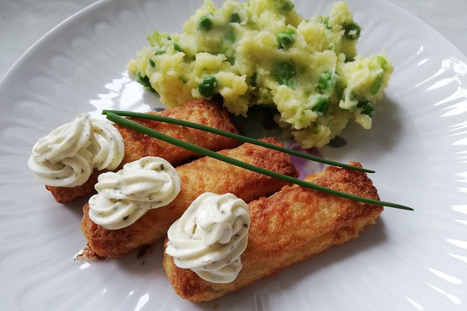 Kartoffel-Erbsen-Püree mit Fischstäbchen