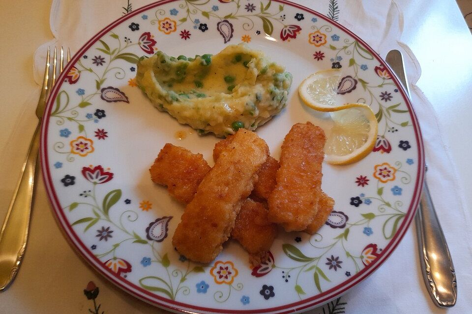 Kartoffel-Erbsen-Püree mit Fischstäbchen