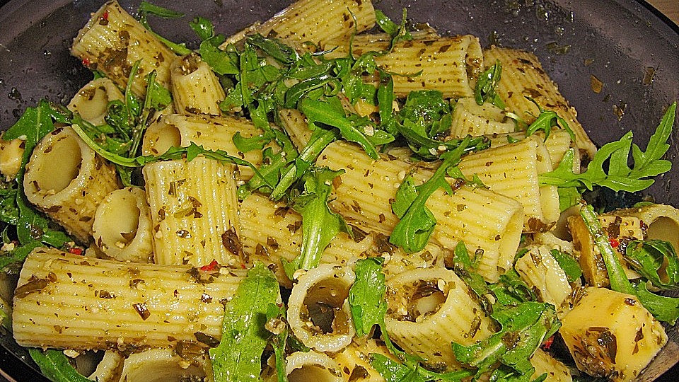 Nudelsalat mit Rucola, Knoblauch, Pesto und Käse von Aerenchym| Chefkoch Nudelsalat mit Rucola, Knoblauch, Pesto und Käse von Aerenchym| Chefkoch