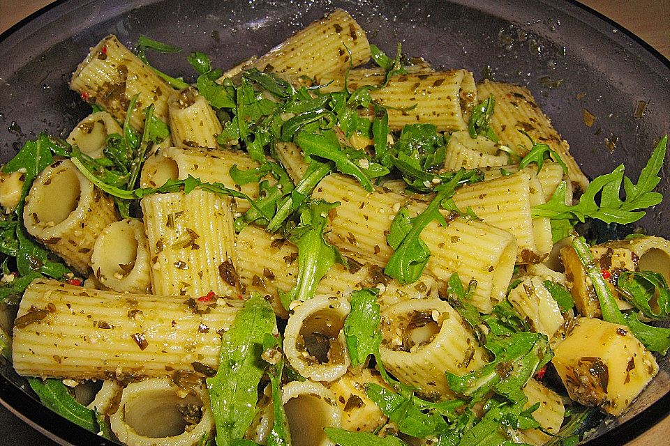 Nudelsalat mit Rucola, Knoblauch, Pesto und Käse