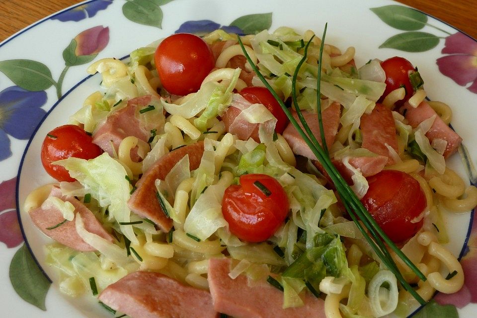 Nudelpfanne mit Tomaten, Lauchzwiebeln und Leberkäse