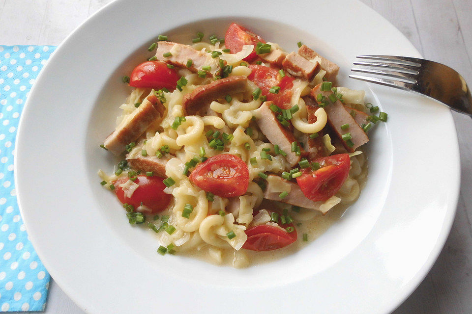 Nudelpfanne mit Tomaten, Lauchzwiebeln und Leberkäse