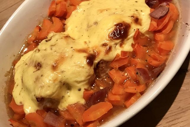 Überbackenes Hähnchenbrustfilet auf Möhren - Zwiebel - Gemüse von ...