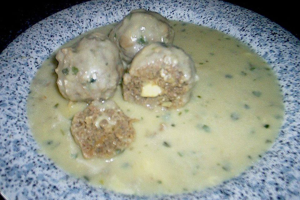 Mit Käse gefüllte Fleischknödel