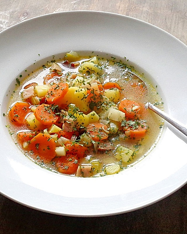 Deftige Gemüsesuppe aus Suppengrün