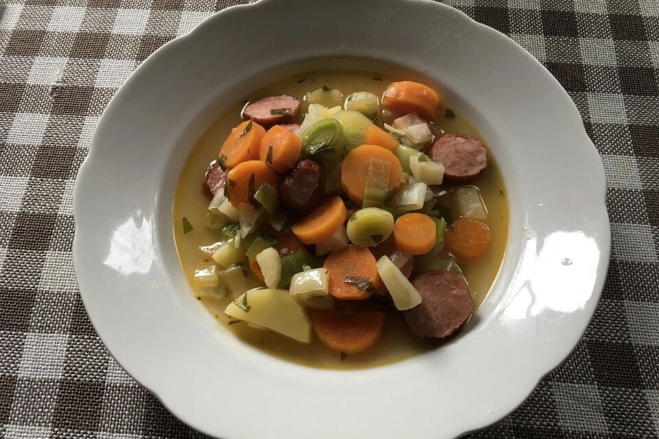 Deftige Gemüsesuppe aus Suppengrün