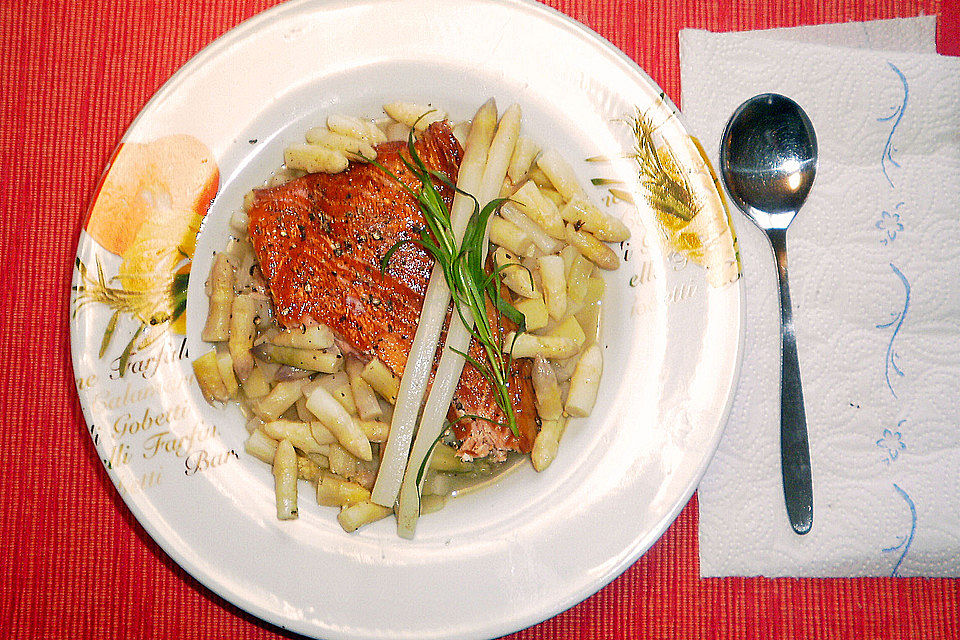 Spargelsuppe grün - weiß mit Räucherfisch