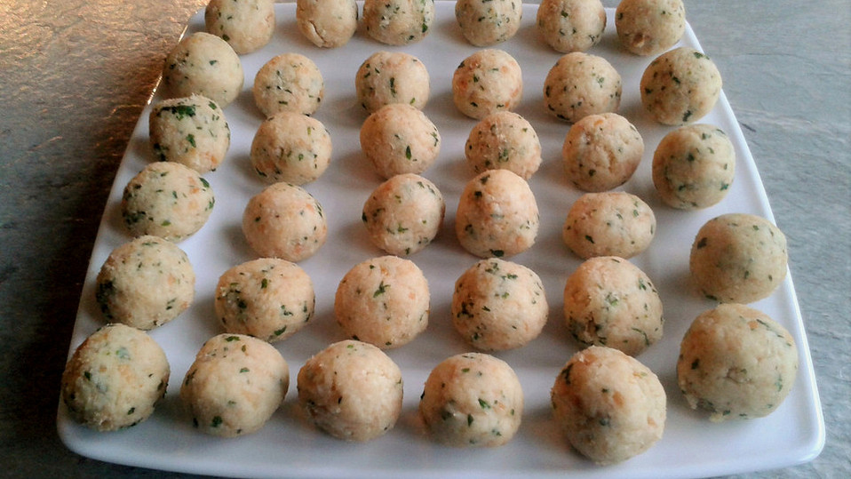 Butterklößchen als Suppeneinlage von Dinemaus Butterklößchen als Suppeneinlage von Dinemaus
