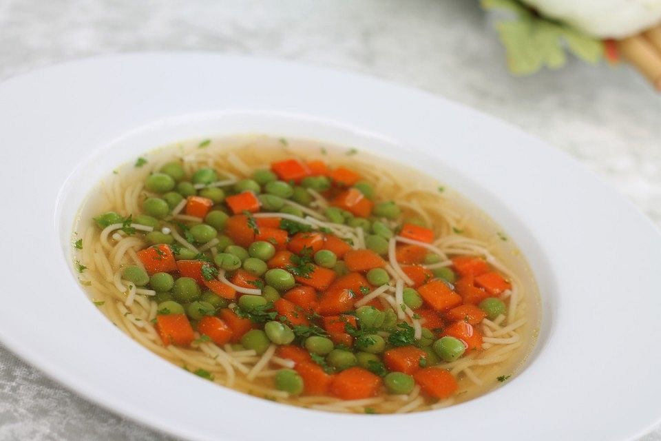 Schnelle klare Frühlingssuppe