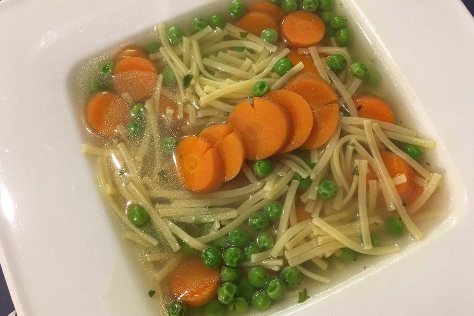 Schnelle klare Frühlingssuppe