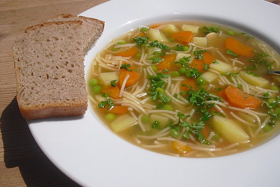 Schnelle klare Frühlingssuppe