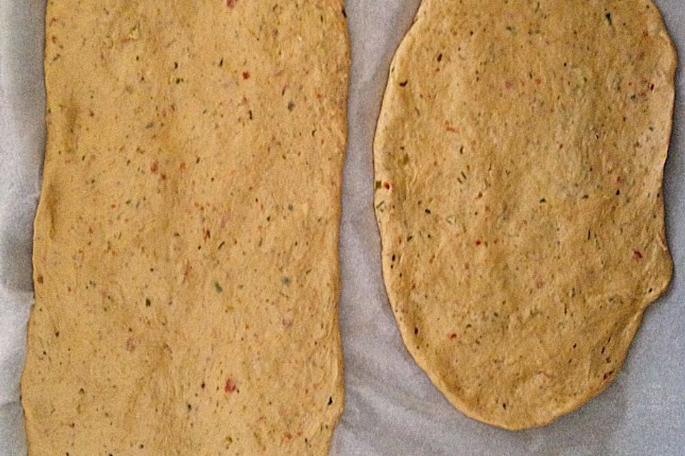 Fladenbrot mit getrockneten Tomaten und Oliven