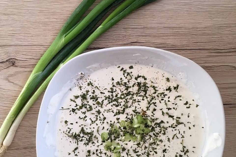 Dip mit Schmand, Creme fraiche, Frischkäse und Lauchzwiebeln