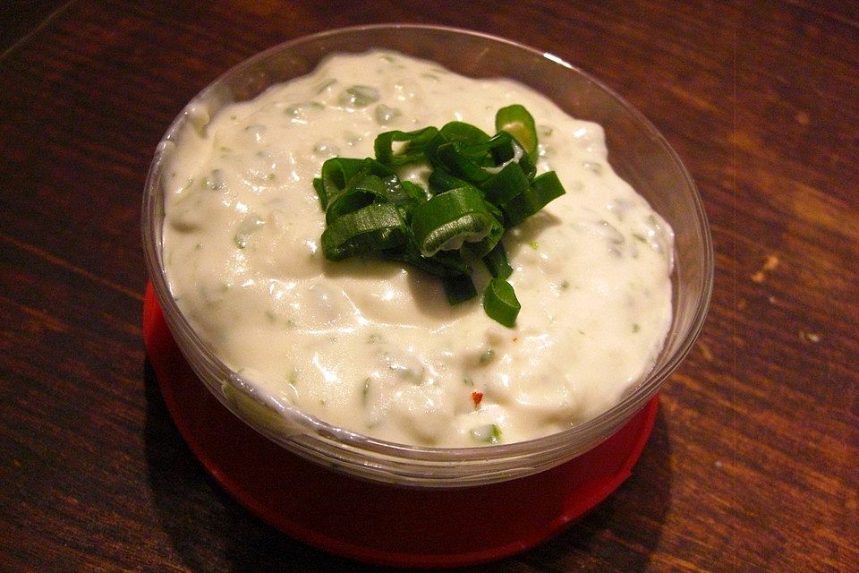 Dip mit Schmand, Creme fraiche, Frischkäse und Lauchzwiebeln