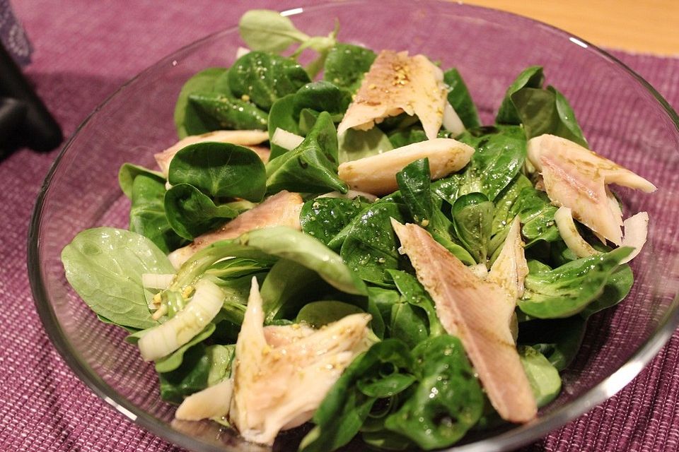 Feldsalat mit Räucherforelle oder anderem Räucherfisch