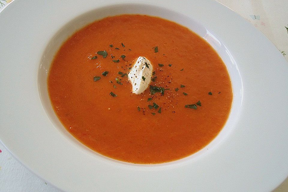 Suppe aus gerösteten Paprika und Möhren