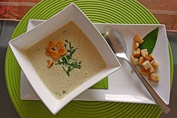 Bärlauch-Sahnesuppe mit Croutons
