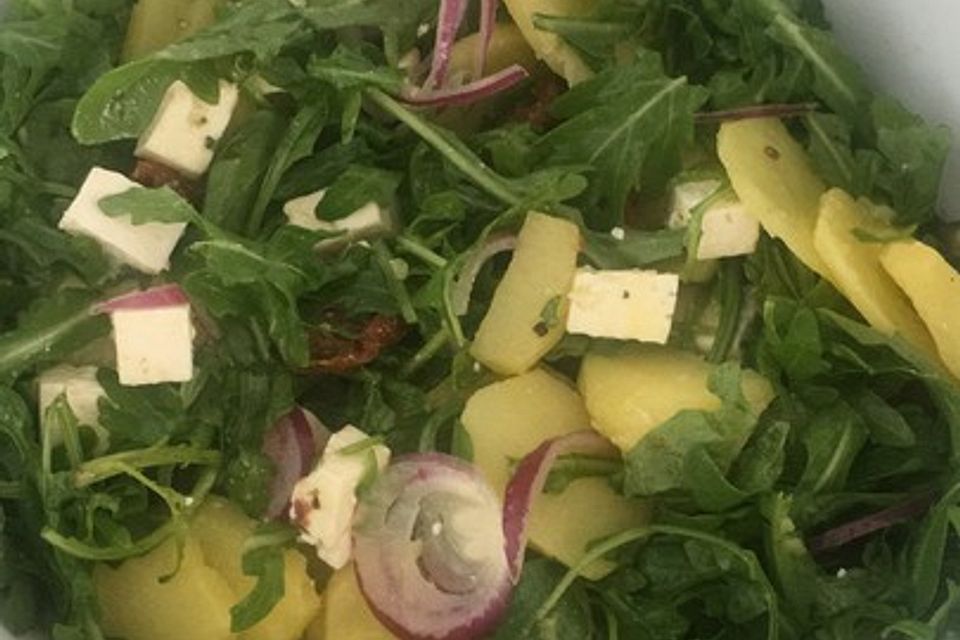 Kartoffelsalat mit Rucola und Schafskäse Kartoffelsalat mit Rucola und Schafskäse