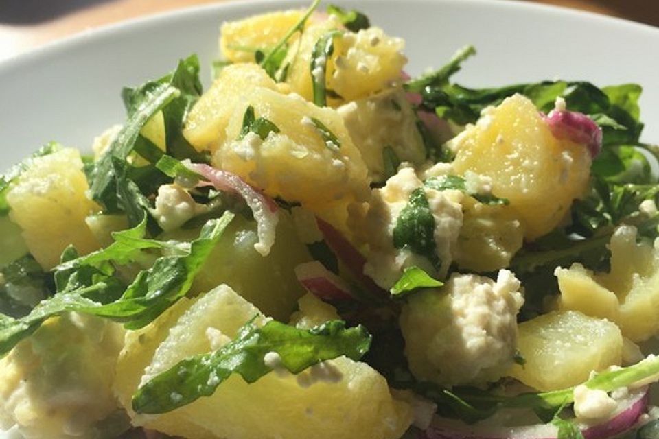 Kartoffelsalat mit Rucola und Schafskäse Kartoffelsalat mit Rucola und Schafskäse