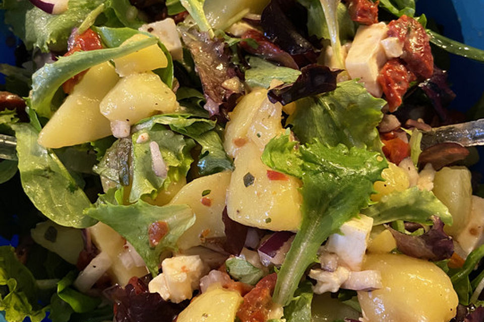 Kartoffelsalat mit Rucola und Schafskäse Kartoffelsalat mit Rucola und Schafskäse