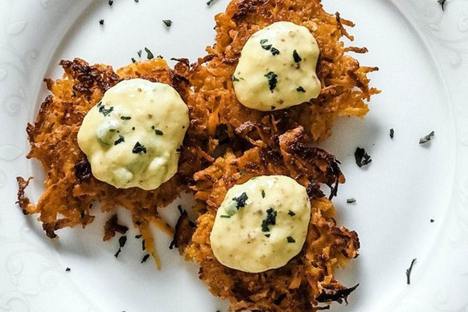 Vegetarische Süßkartoffelpuffer mit Mango-Senf-Creme