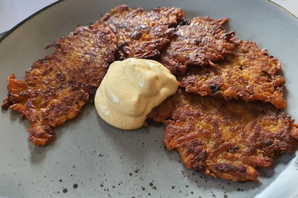 Vegetarische Süßkartoffelpuffer mit Mango-Senf-Creme