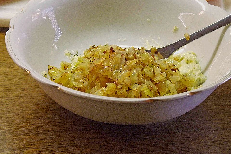 Gebackene Speckmöhrchen mit Zwiebelbaguette