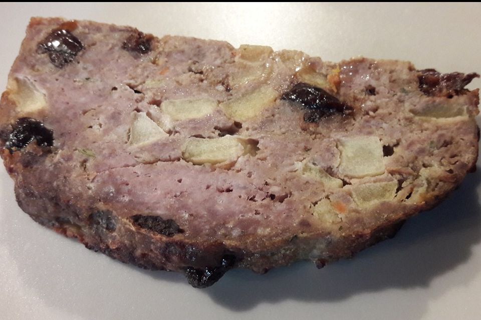 Hackbraten mit Backpflaumen und Äpfeln Hackbraten mit Backpflaumen und Äpfeln