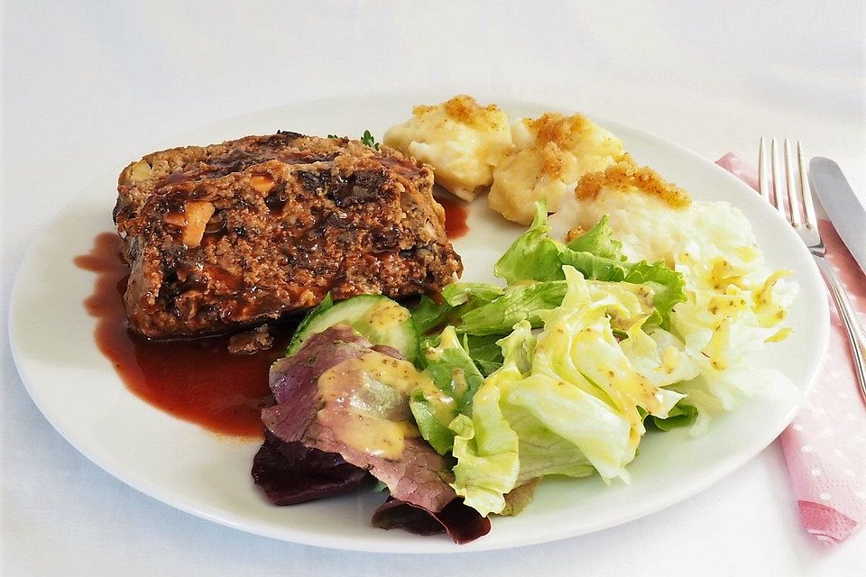 Hackbraten mit Backpflaumen und Äpfeln