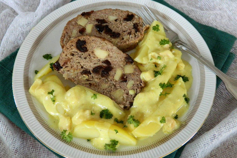 Hackbraten mit Backpflaumen und Äpfeln Hackbraten mit Backpflaumen und Äpfeln