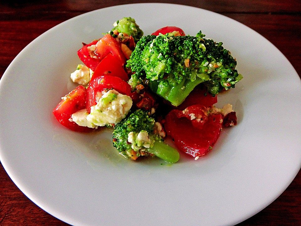 Brokkolisalat mit gerösteten Haselnüssen von lakaschmi| Chefkoch