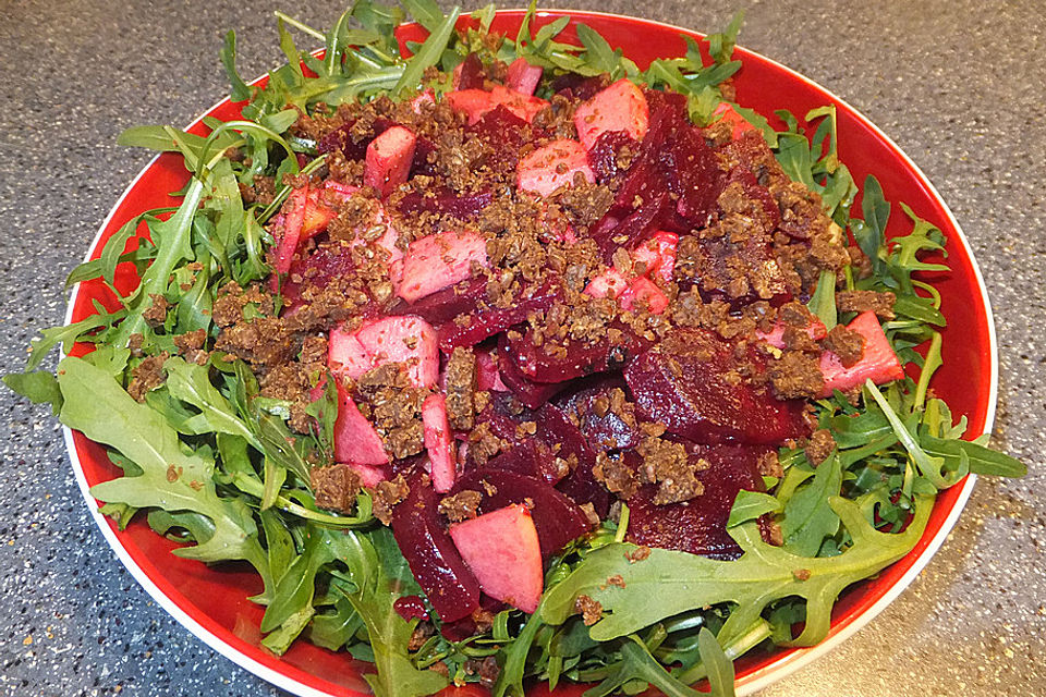 Rote Bete - Apfel - Rucola Salat mit Pumpernickel