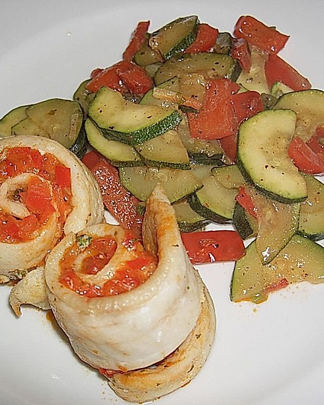 Fischröllchen auf Zucchini - Paprika - Gemüse