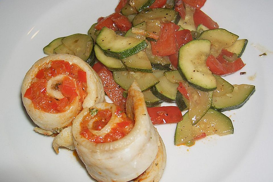 Fischröllchen auf Zucchini - Paprika - Gemüse